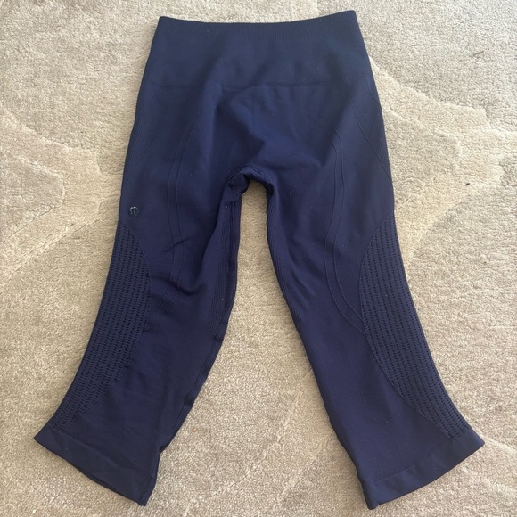 Navy High-Waisted Cropped Leggings with Textured Detailing - Picture 2 of 3